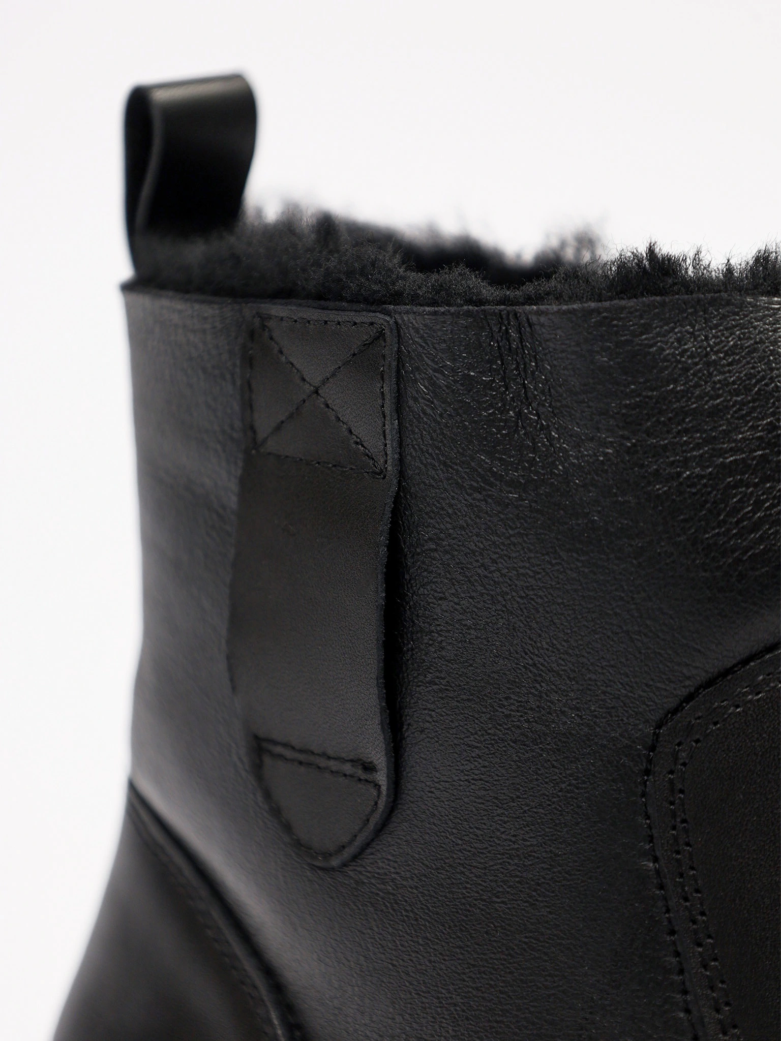 Ботинки черного цвета на рельефной подошве